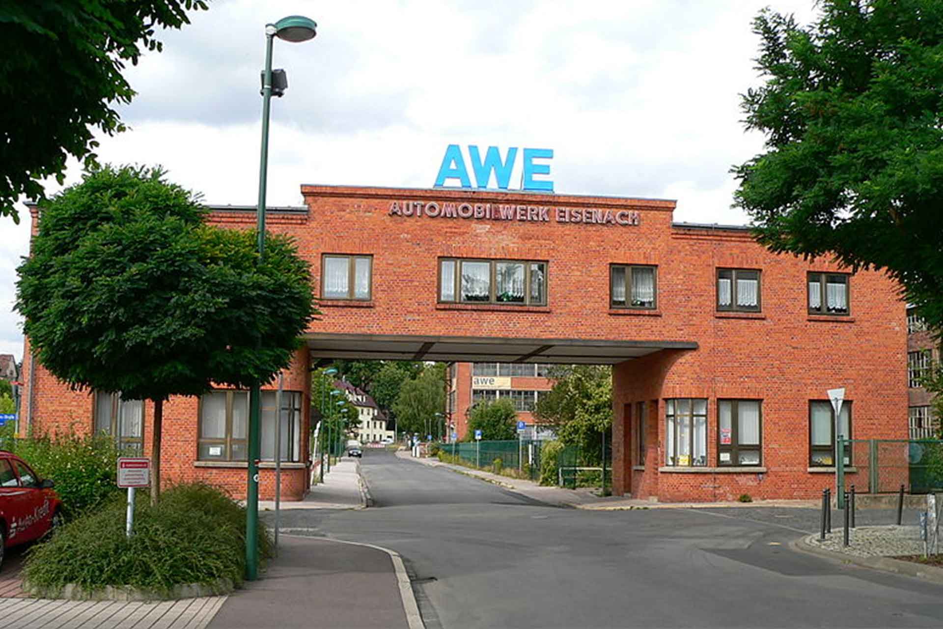 Eingang zum ehemaligen Automobilwerk Eisenach, mit dem Museum im Hintergrund